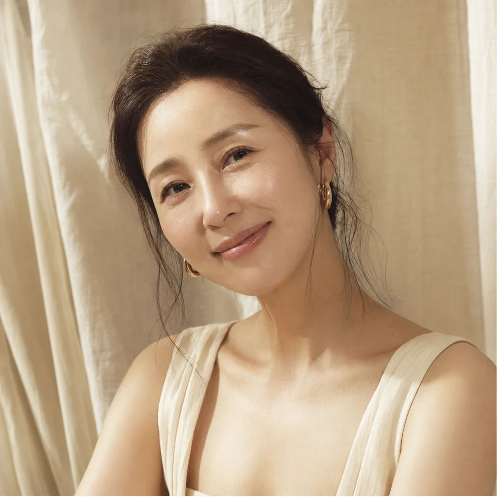 상쾌한 피부로 따뜻하게 미소 짓는 30대 후반 여성 — 회복 누적 후의 자연스러운 새로움